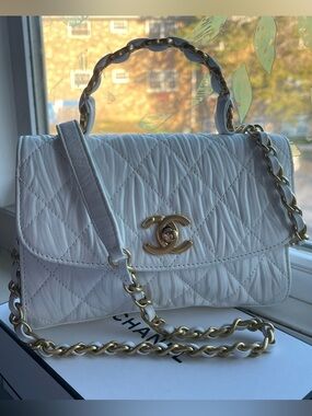 CHANEL White Quilted Leather Shoulder Bag with Gold Chain Handle